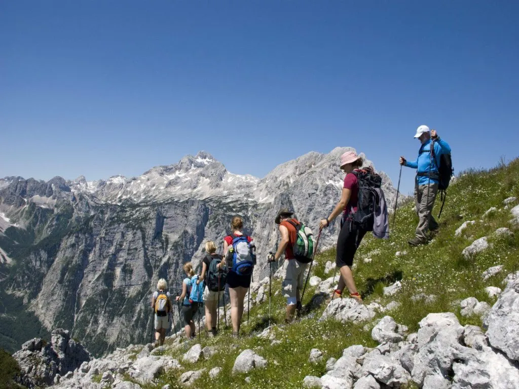 Gruppe von Wanderern beim Bergabgehen