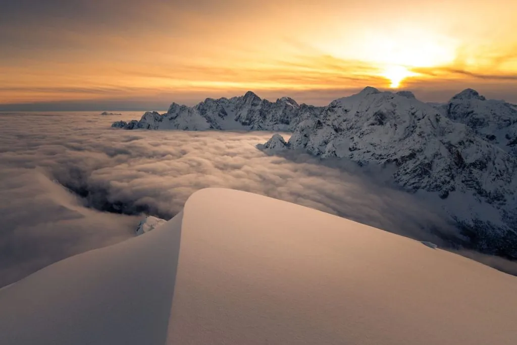 Kauniit Slovenian vuoret lumen peitossa