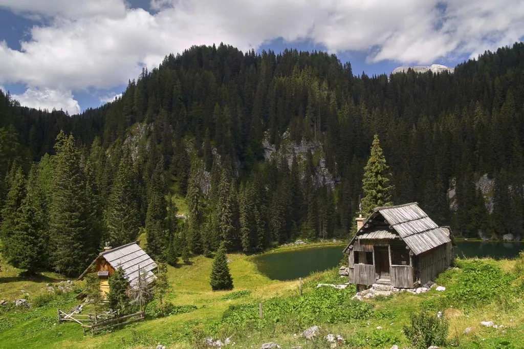 Alte Holzhütten in der Nähe der Triglav-Seen