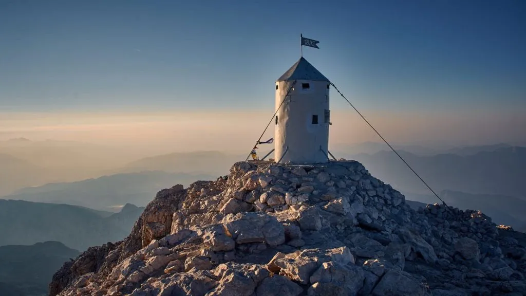 Aljažev stolp na vrhu najvišje gore v Sloveniji